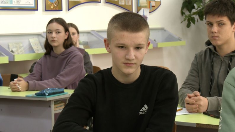 На Волині діти на руках винесли однокласника на гору в Карпатах, щоб здійснити його мрію