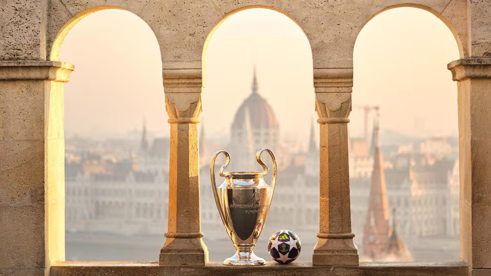 Эффект "хамелеона": УЕФА показала мяч финала ЛЧ, меняющий цвет прямо на поле