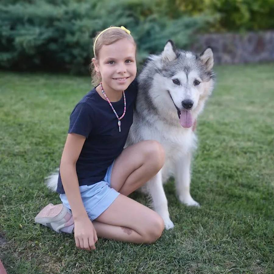 "Вони казали ставати на коліна". Юна зірка українських серіалів розповіла про булінг у школі