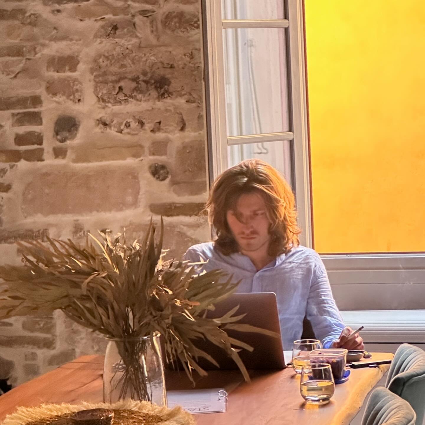 Алан Бадоєв розчулив мережу теплою зустріччю з дітьми за кордоном (фото)