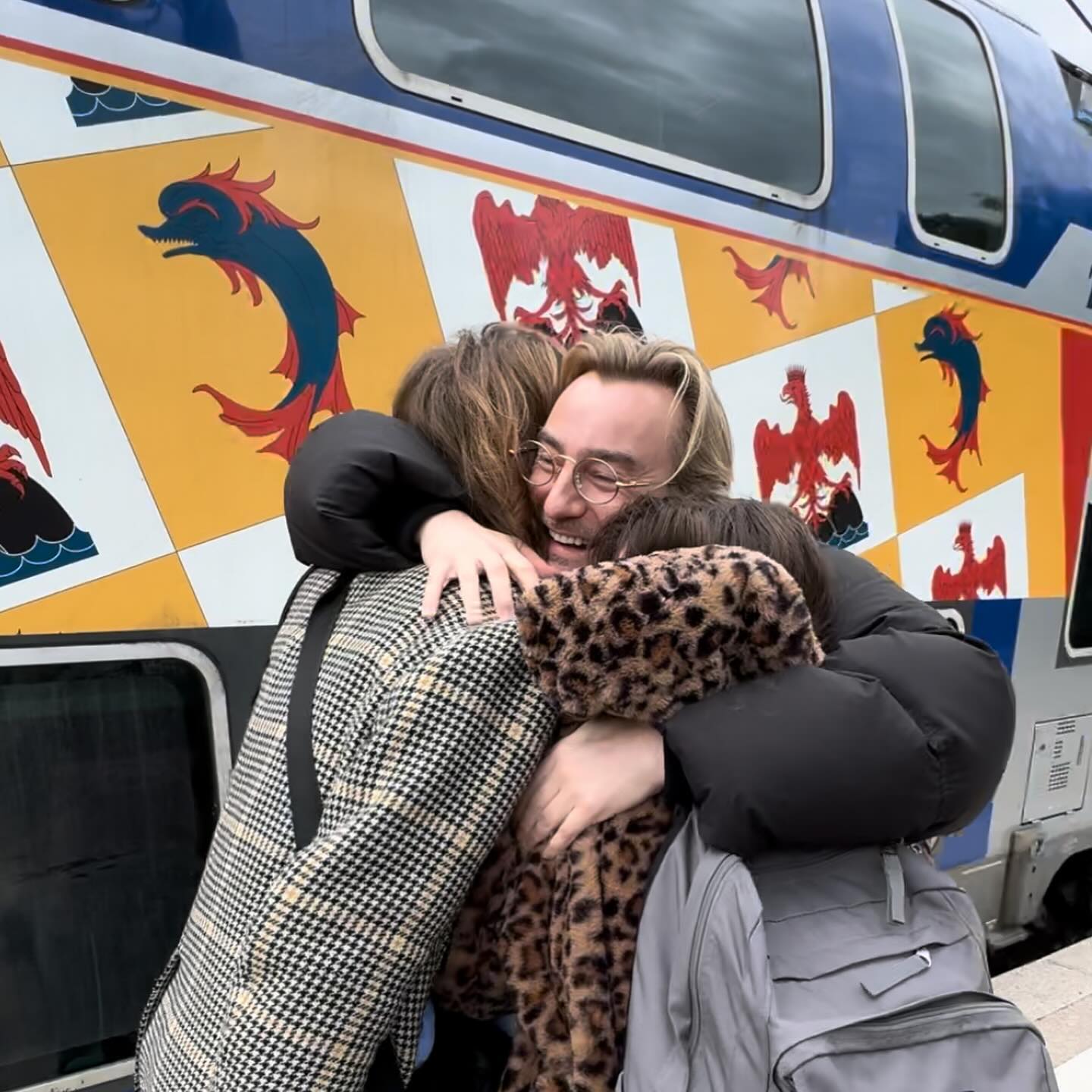 Алан Бадоєв розчулив мережу теплою зустріччю з дітьми за кордоном (фото)