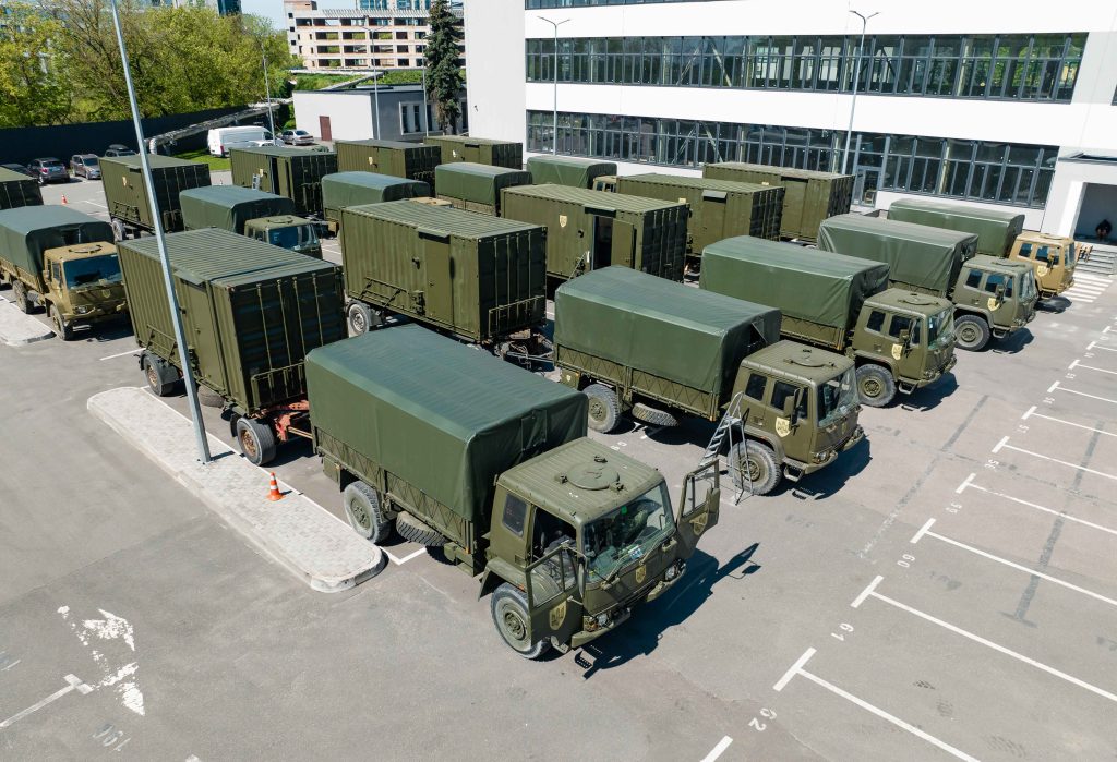 Порошенко везе військовим 25 одиниць техніки - тягачі, автомайстерні та мобільні лазні