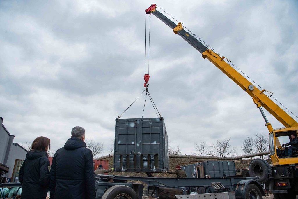 Порошенко показал, как из контейнеров для боеприпасов делают мобильные бани для фронта