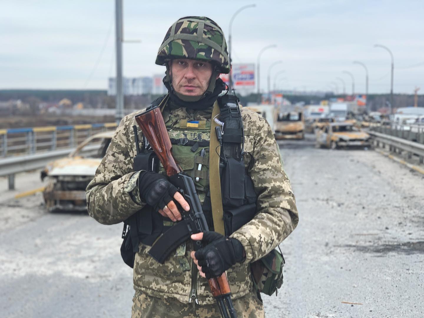 Зірки шоу-бізнесу, які захищають Україну зі зброєю в руках