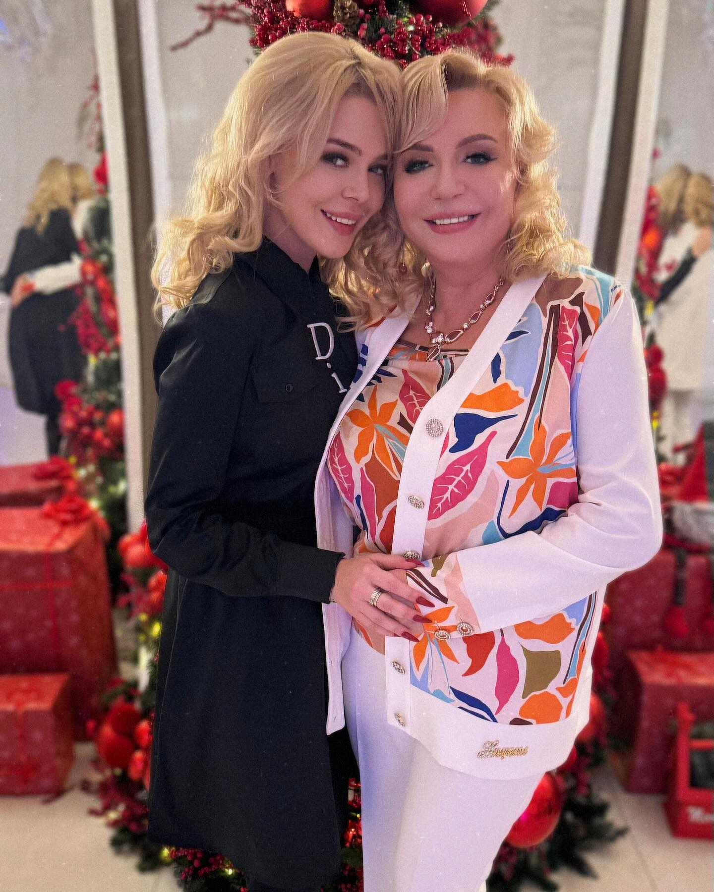 Алина Гросу, которая недавно вернулась в Украину, показала маму-красавицу (фото)