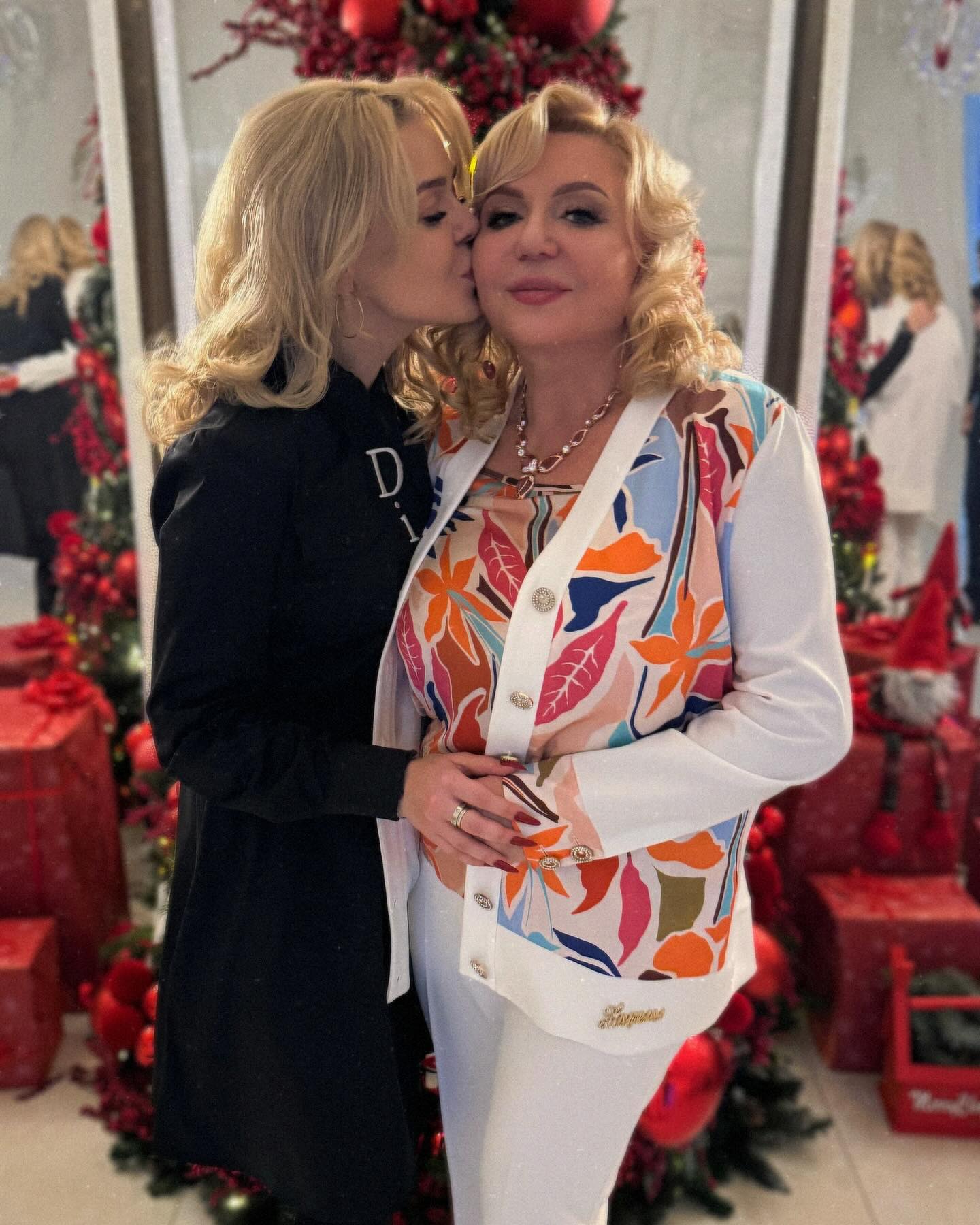 Алина Гросу, которая недавно вернулась в Украину, показала маму-красавицу (фото)