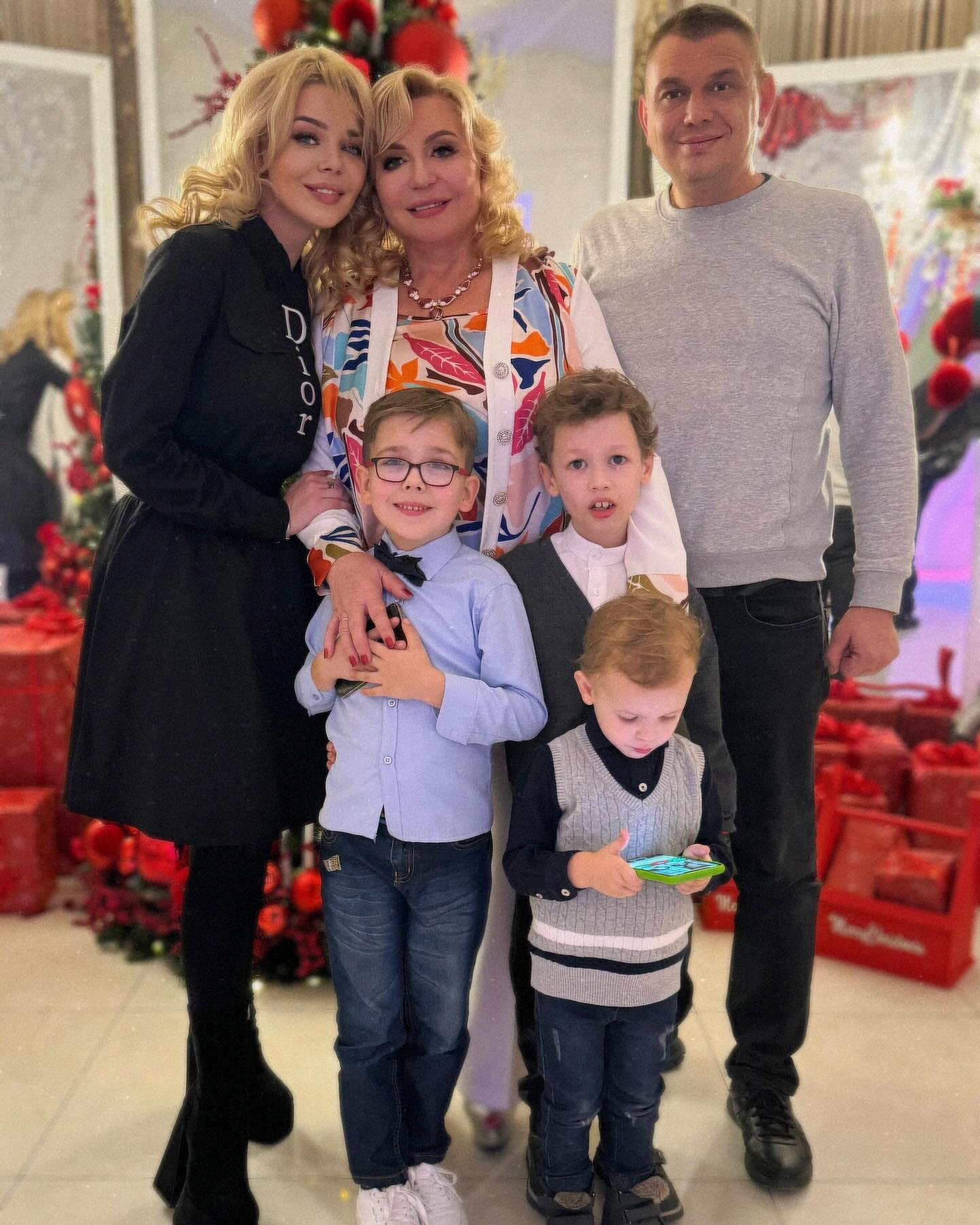 Алина Гросу, которая недавно вернулась в Украину, показала маму-красавицу (фото)