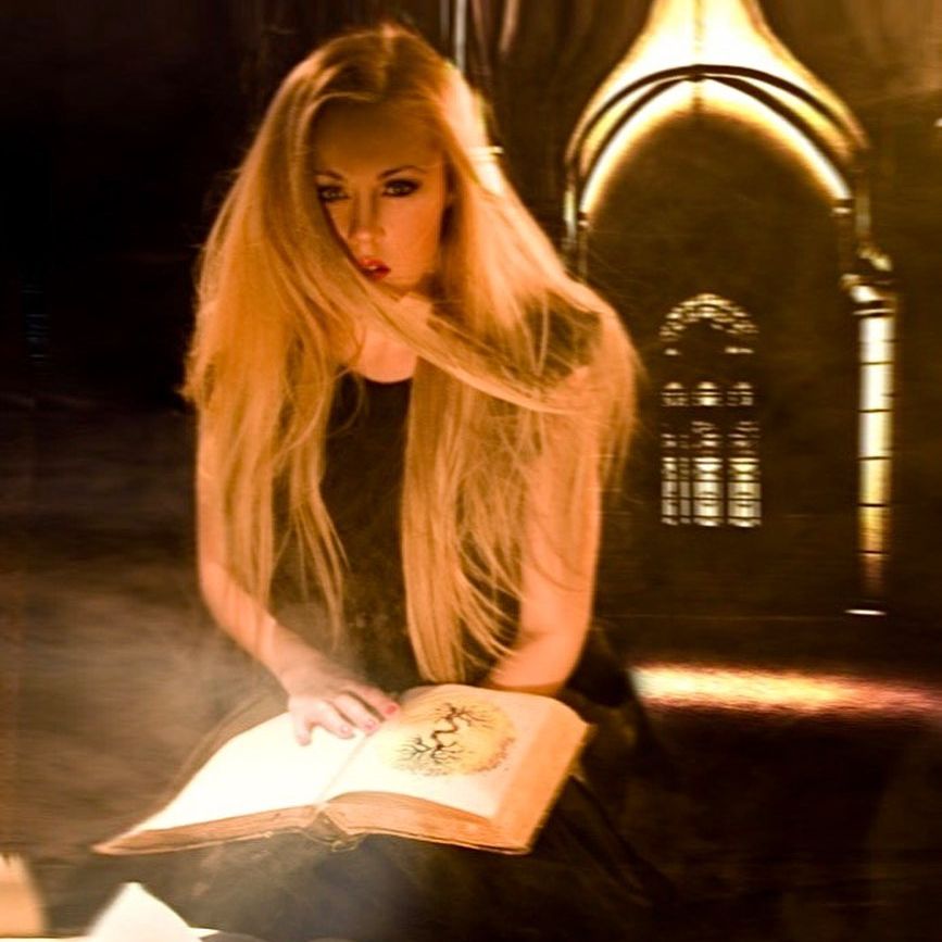 В коротком топе и с длинными волосами. Alyosha показала, как выглядела 20 лет назад (фото)