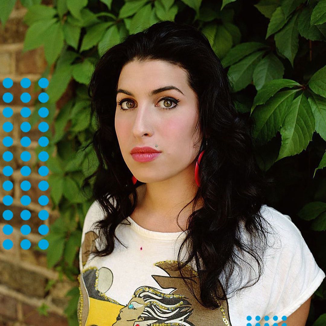 Батько покійної Емі Вайнгауз буде судитися з її подругами: що відомо