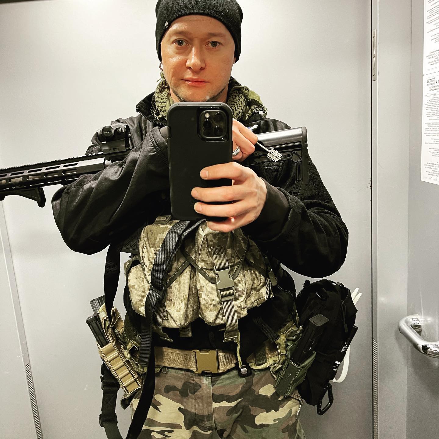 Зірки шоу-бізнесу, які захищають Україну зі зброєю в руках