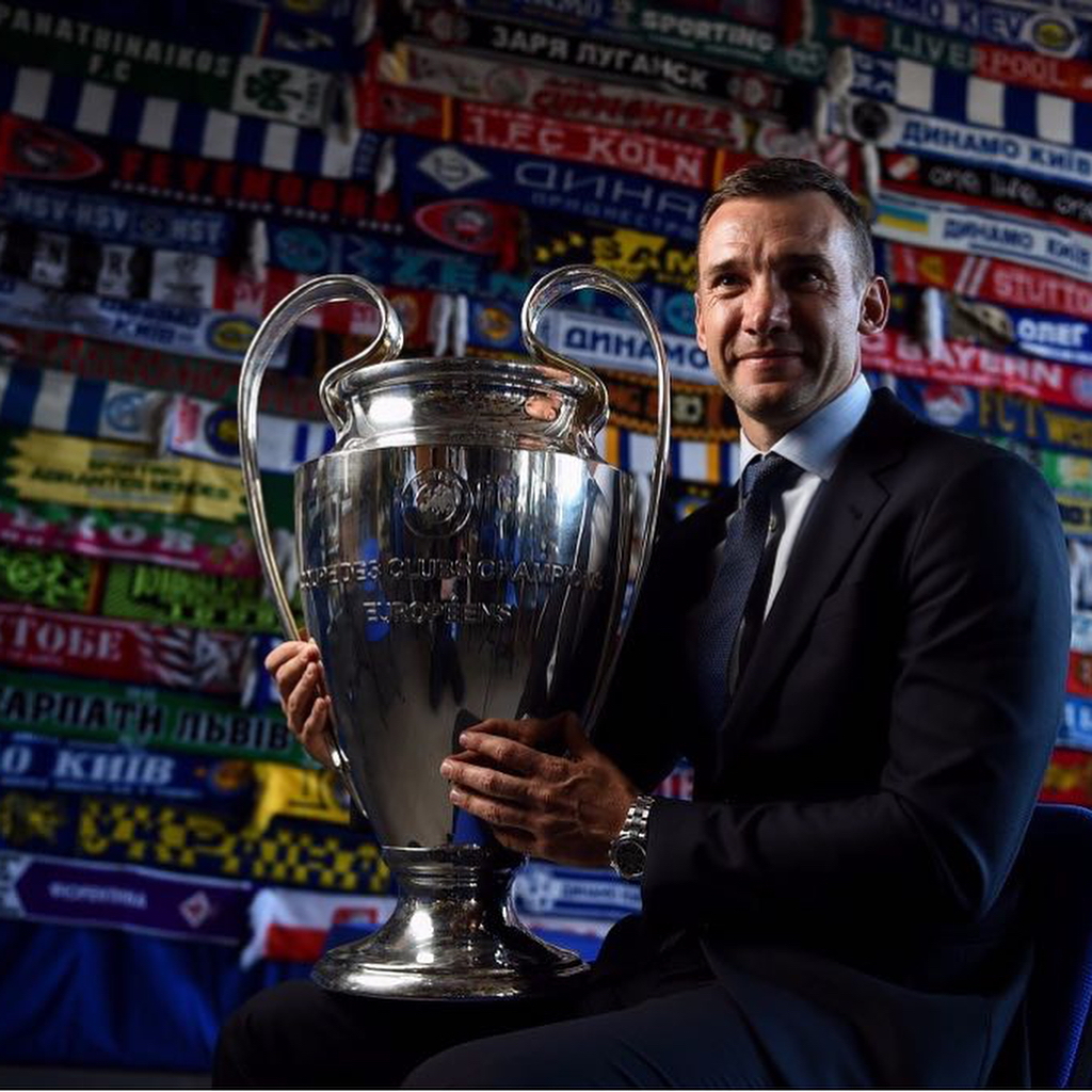 Андрій Шевченко показує, як носити чоловічі костюми для впевненості та елегантності