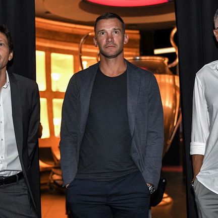 Андрій Шевченко показує, як носити чоловічі костюми для впевненості та елегантності