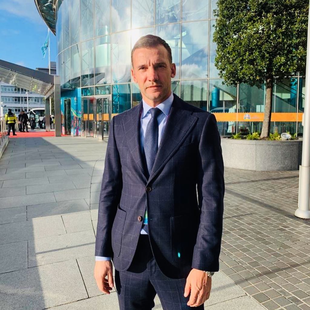 Андрій Шевченко показує, як носити чоловічі костюми для впевненості та елегантності