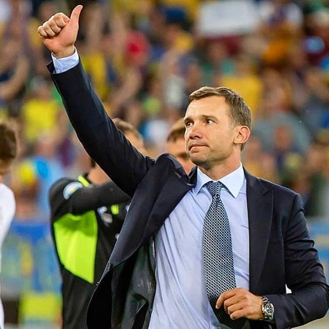 Андрій Шевченко показує, як носити чоловічі костюми для впевненості та елегантності