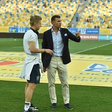 Андрій Шевченко показує, як носити чоловічі костюми для впевненості та елегантності