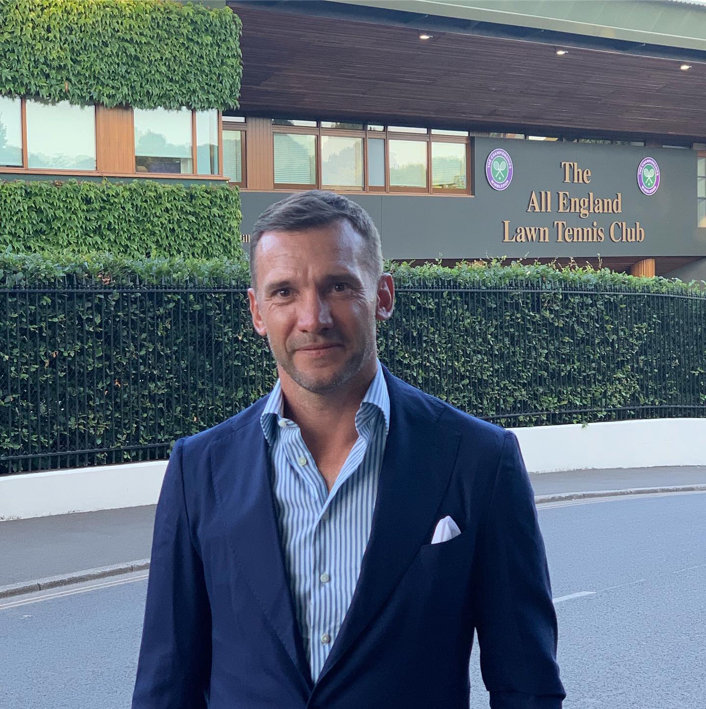 Андрій Шевченко показує, як носити чоловічі костюми для впевненості та елегантності