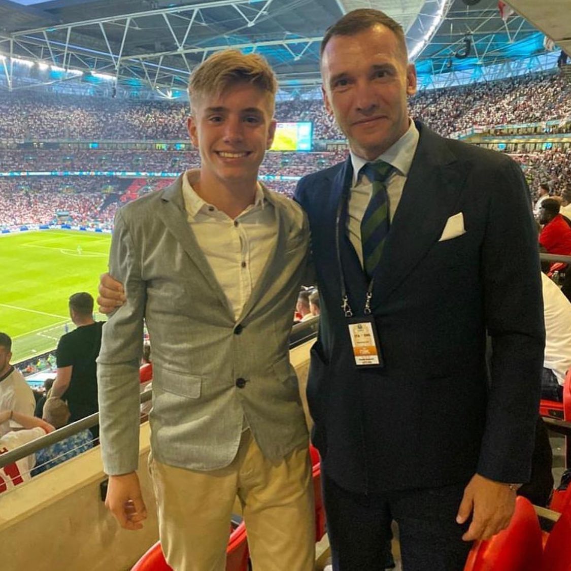 Андрій Шевченко показує, як носити чоловічі костюми для впевненості та елегантності