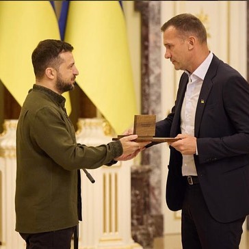 Андрій Шевченко показує, як носити чоловічі костюми для впевненості та елегантності