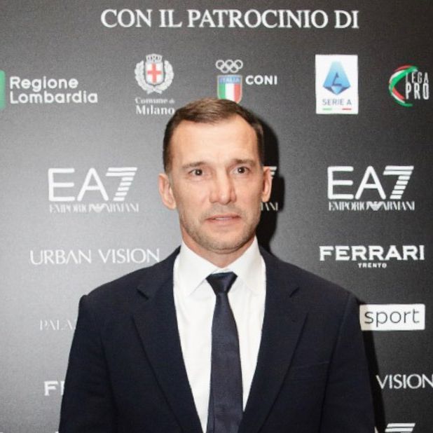 Андрій Шевченко показує, як носити чоловічі костюми для впевненості та елегантності