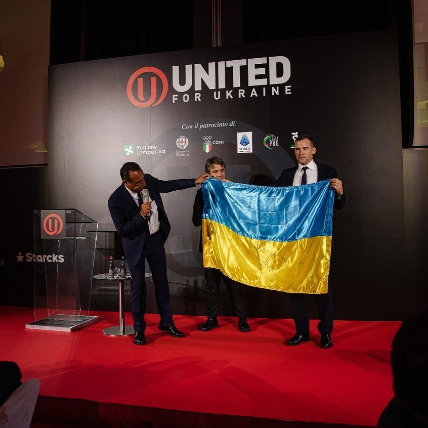 Андрій Шевченко показує, як носити чоловічі костюми для впевненості та елегантності