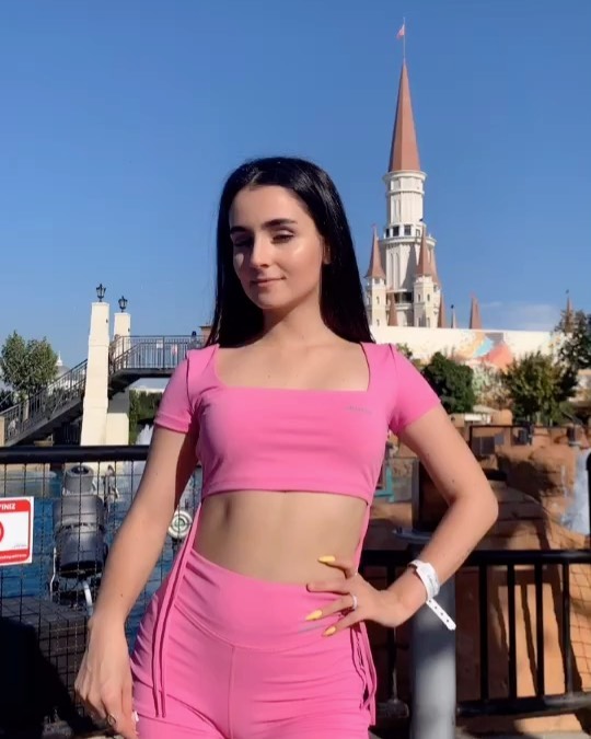 20-річна Анна Трінчер лягає під скальпель хірурга: "це моя мрія"