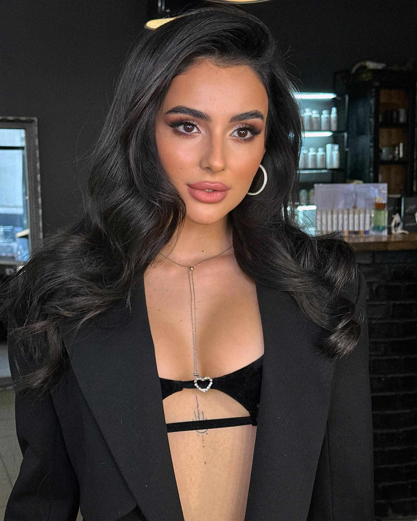 Аня Тринчер показала 2 новых обольстительных образа (фото)