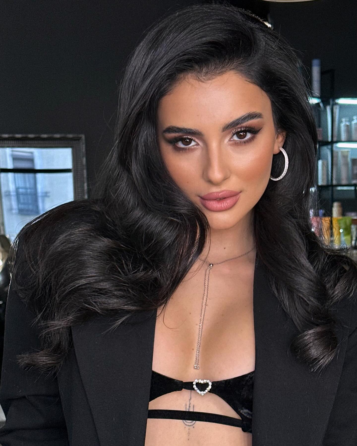 Аня Тринчер показала 2 новых обольстительных образа (фото)