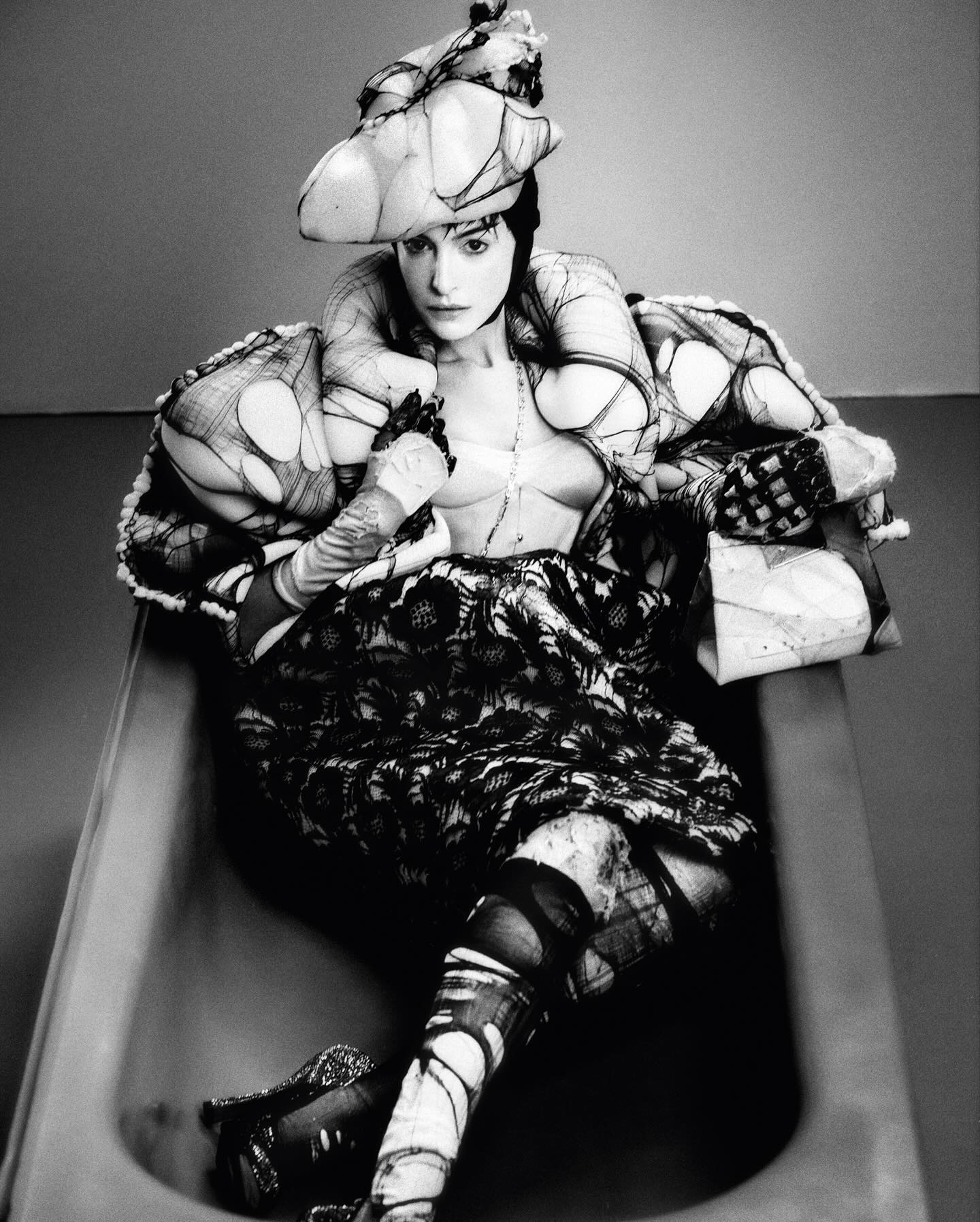 Енн Гетевей зачарувала новими фото з ноткою містики