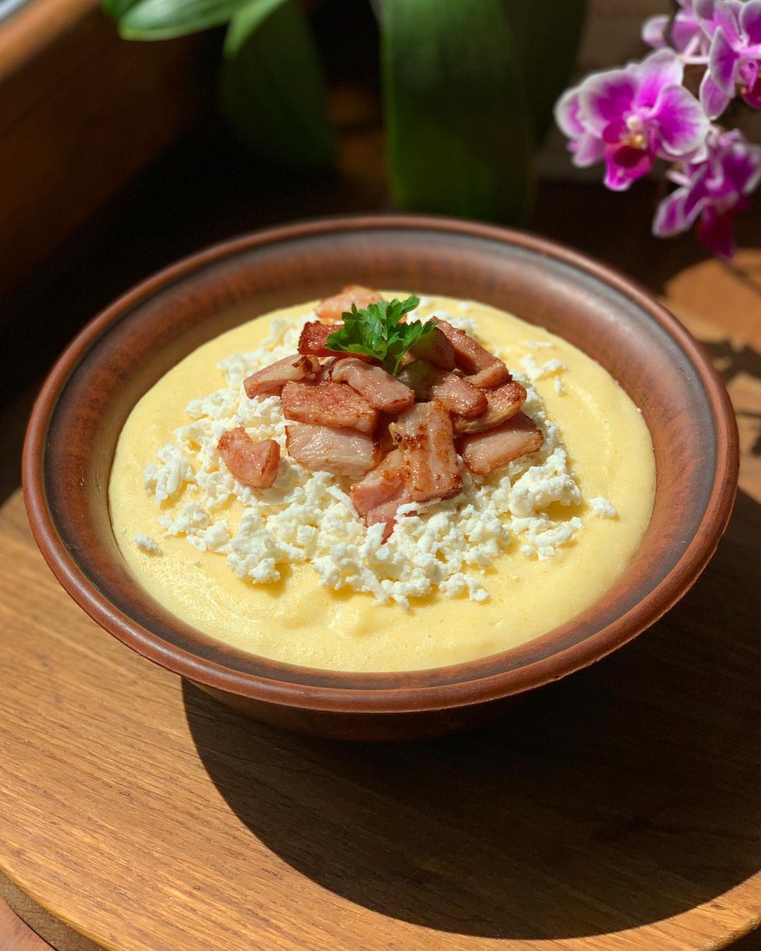 Банош з бринзою та шкварками: простий рецепт ситної гуцульської страви