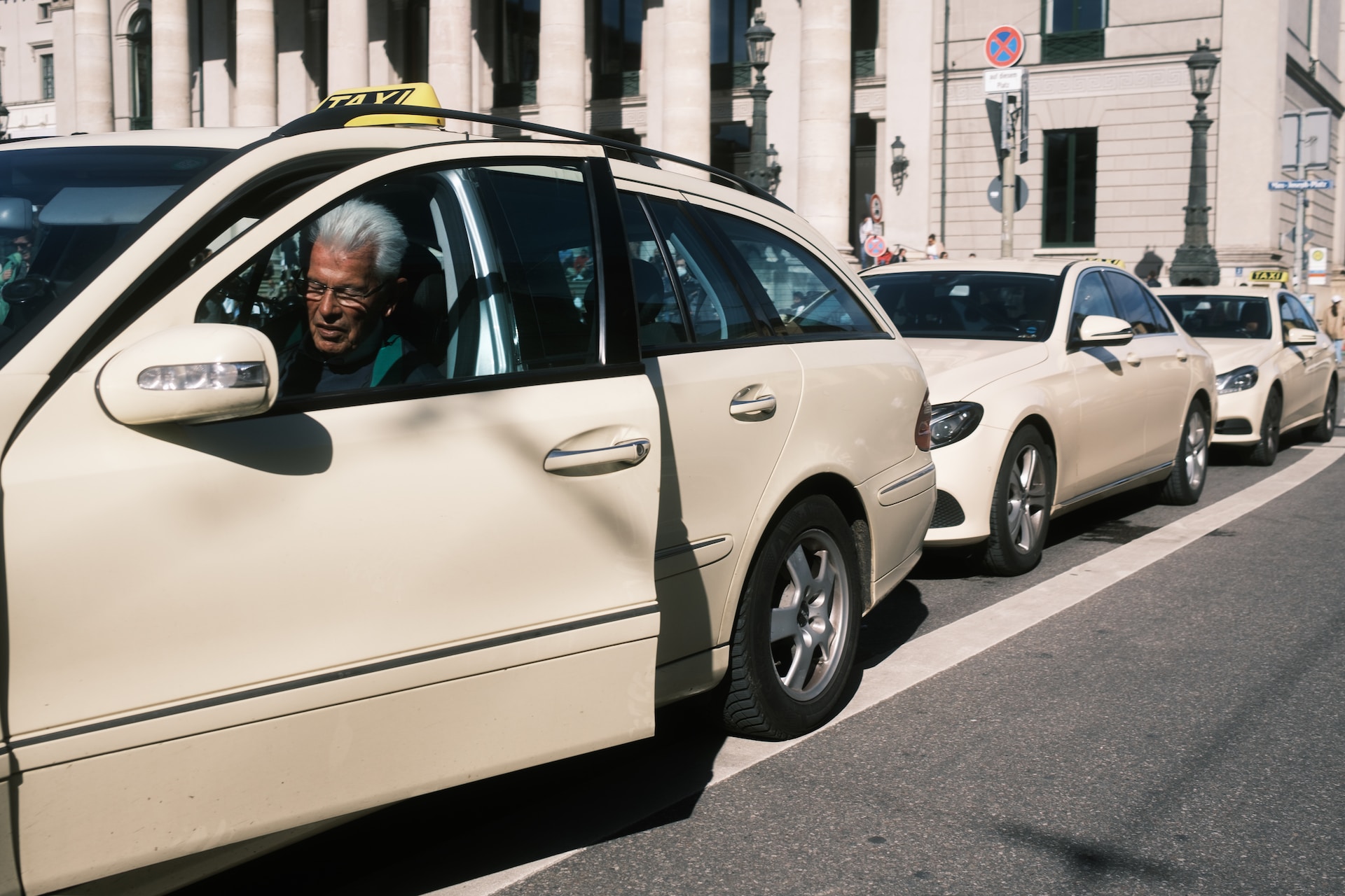 Не больше трех пассажиров. Что нужно знать о правилах поездки в такси в Германии
