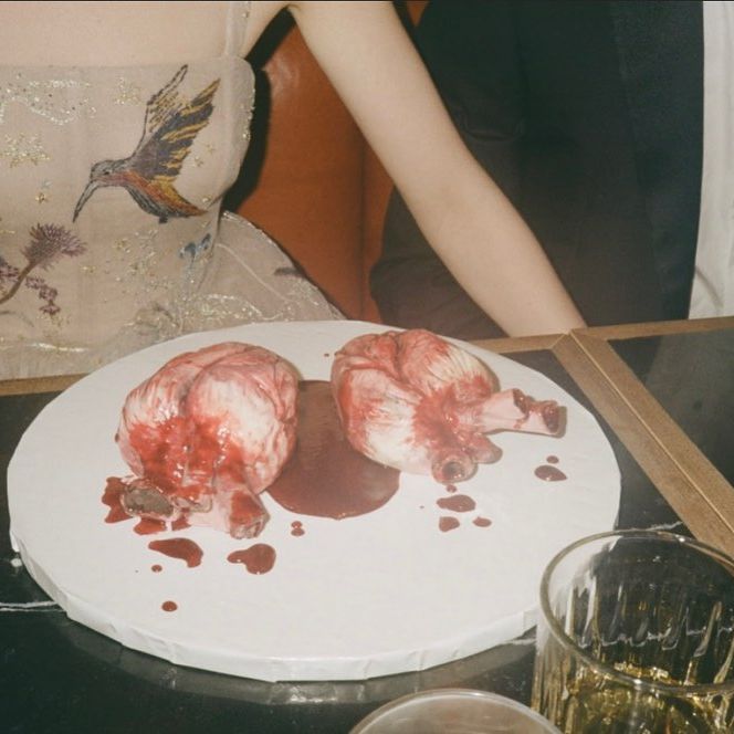 Зірка серіалу "Хід королеви" показала кадри з таємного весілля