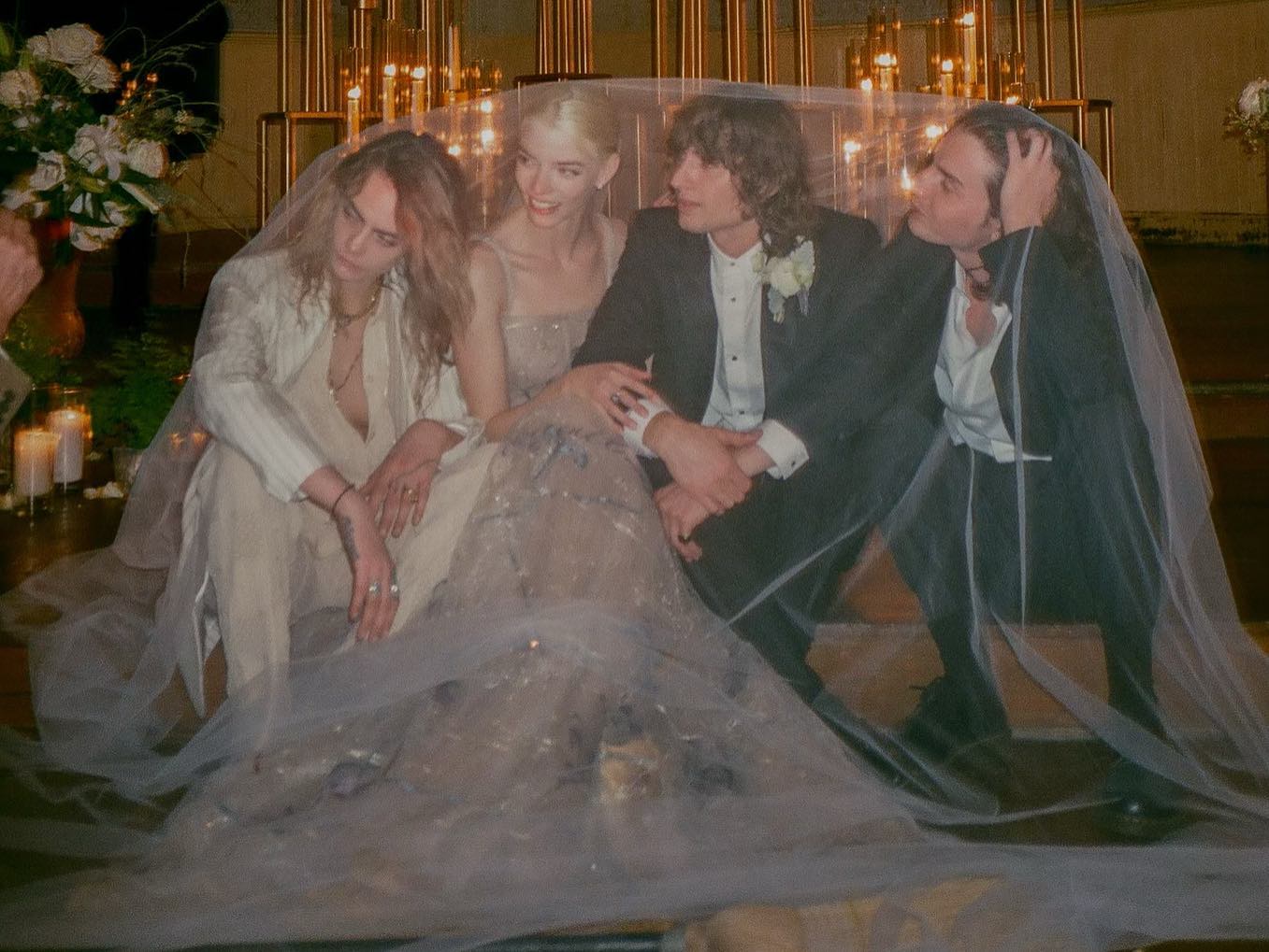 Зірка серіалу "Хід королеви" показала кадри з таємного весілля