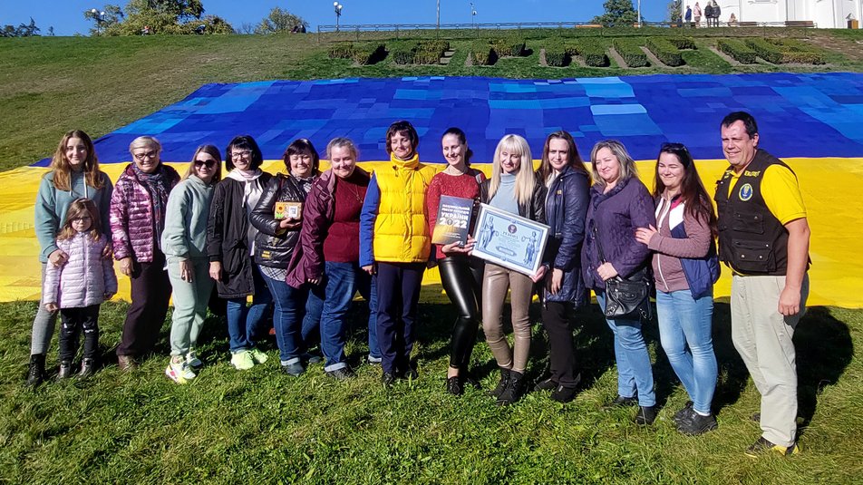 Вязали почти во всех странах: в Чернигове развернули самый большой флаг Украины и установили рекорд