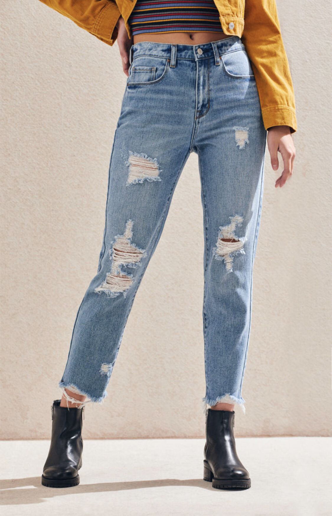 Джинси, які вже не в моді: що носити замість них восени 2025