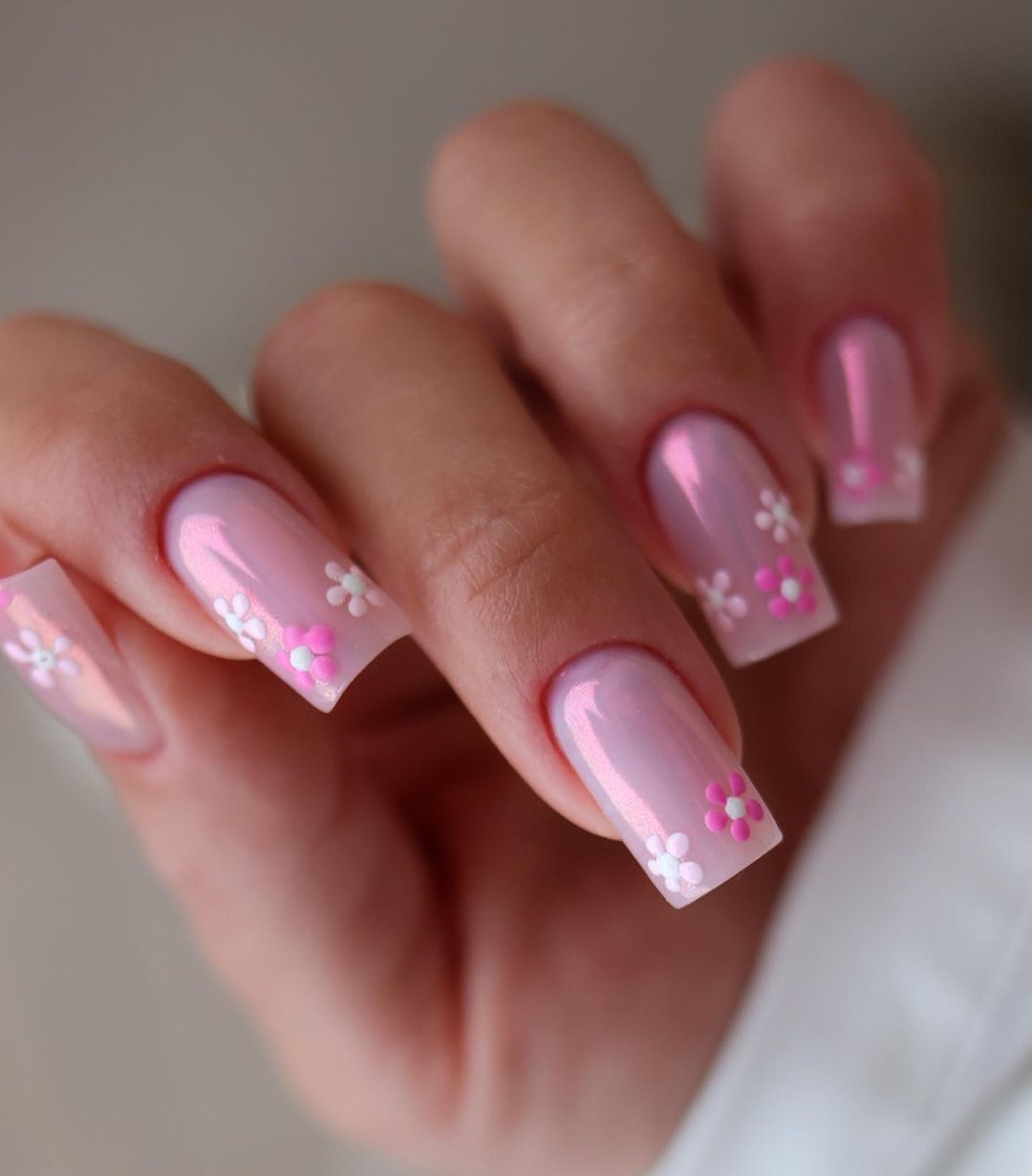 Як виглядає весняний тренд манікюру, який одразу ж піднімає настрій (фото)