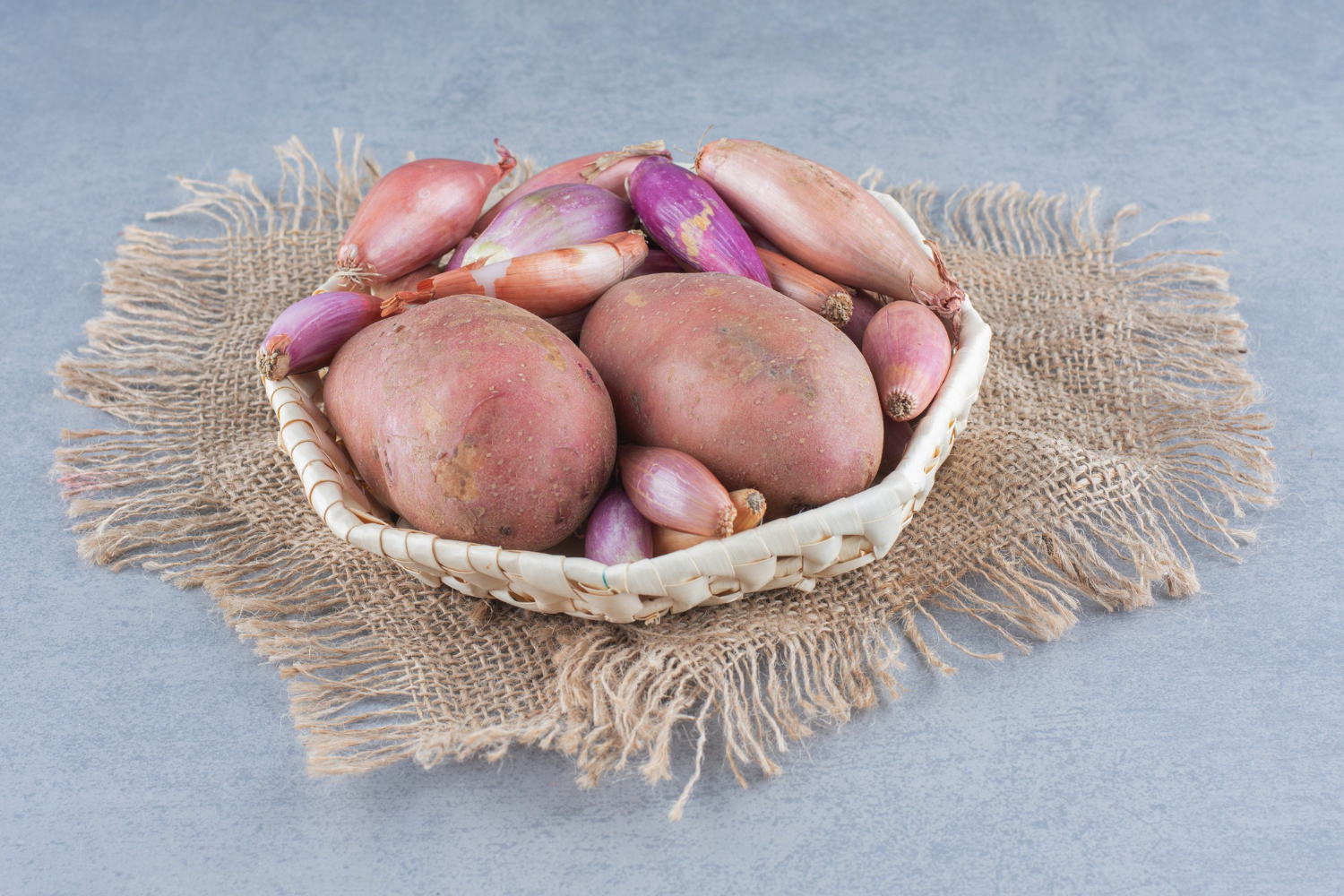 Почему картофель запрещено хранить с луком: можно потерять урожай