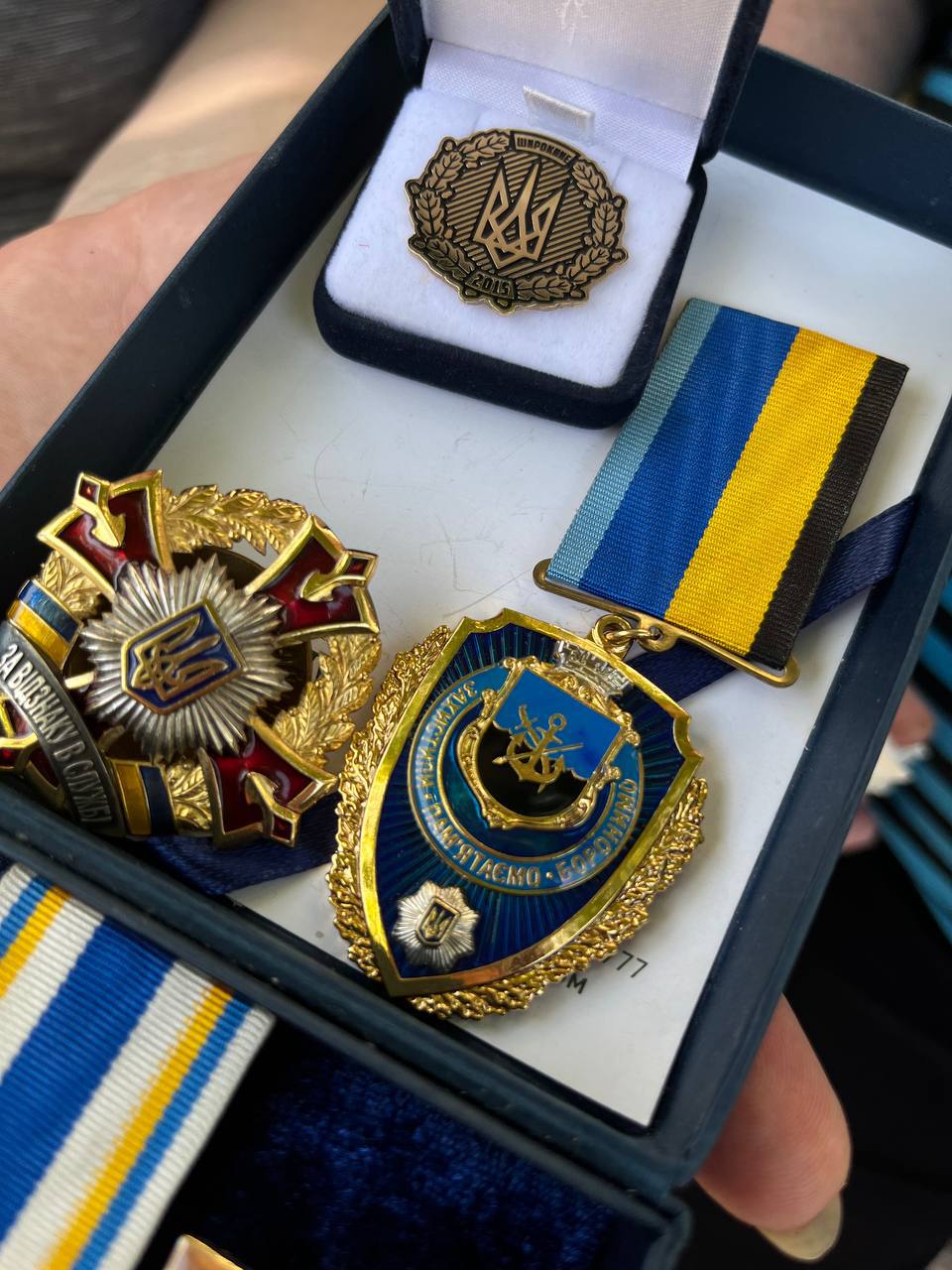 Мати захисника Азовсталі вивезла з Маріуполя нагороди сина: вже місяць від нього немає звісток