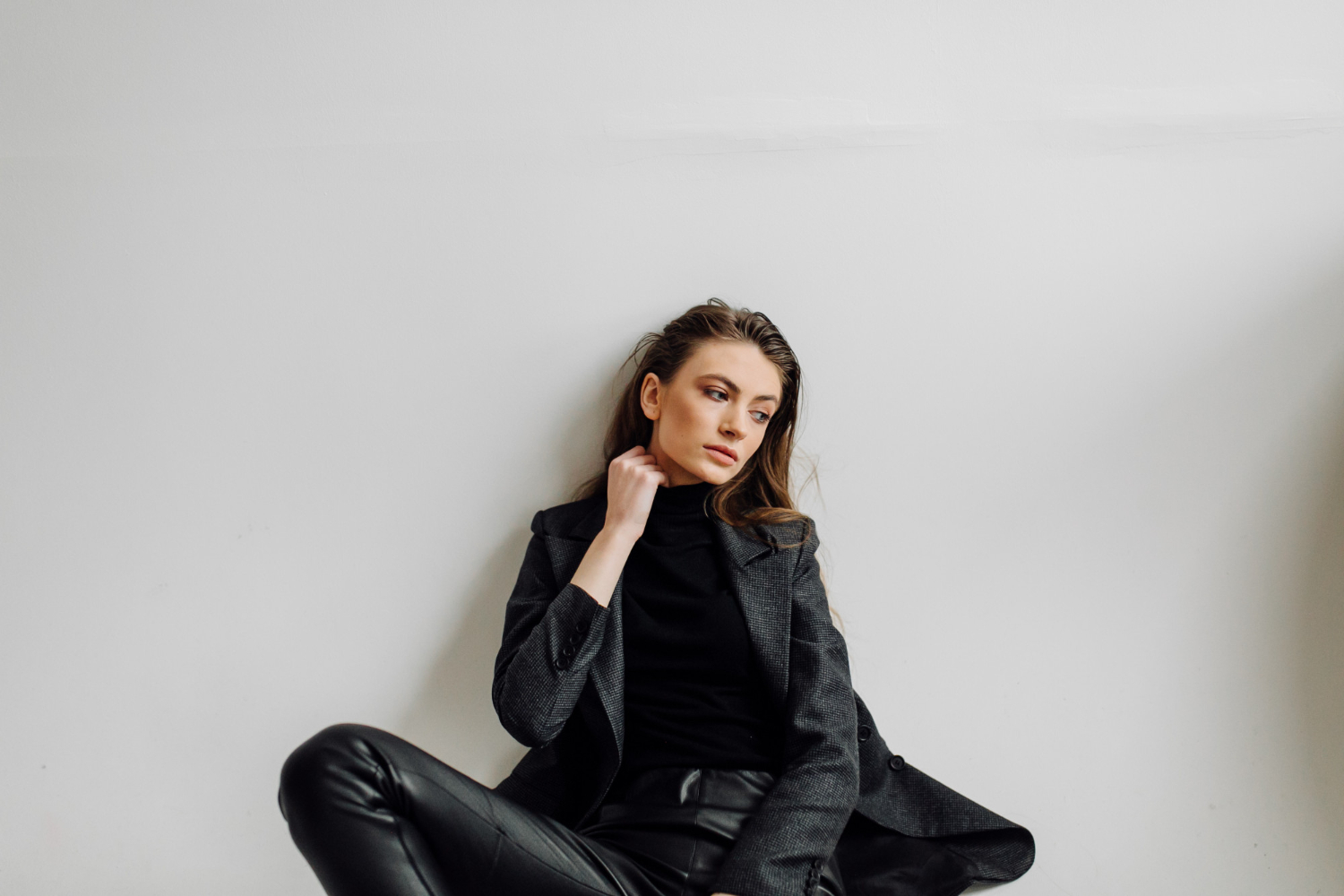 Стилист рассказала, как правильно подобрать кожаные брюки, чтобы оставаться в тренде