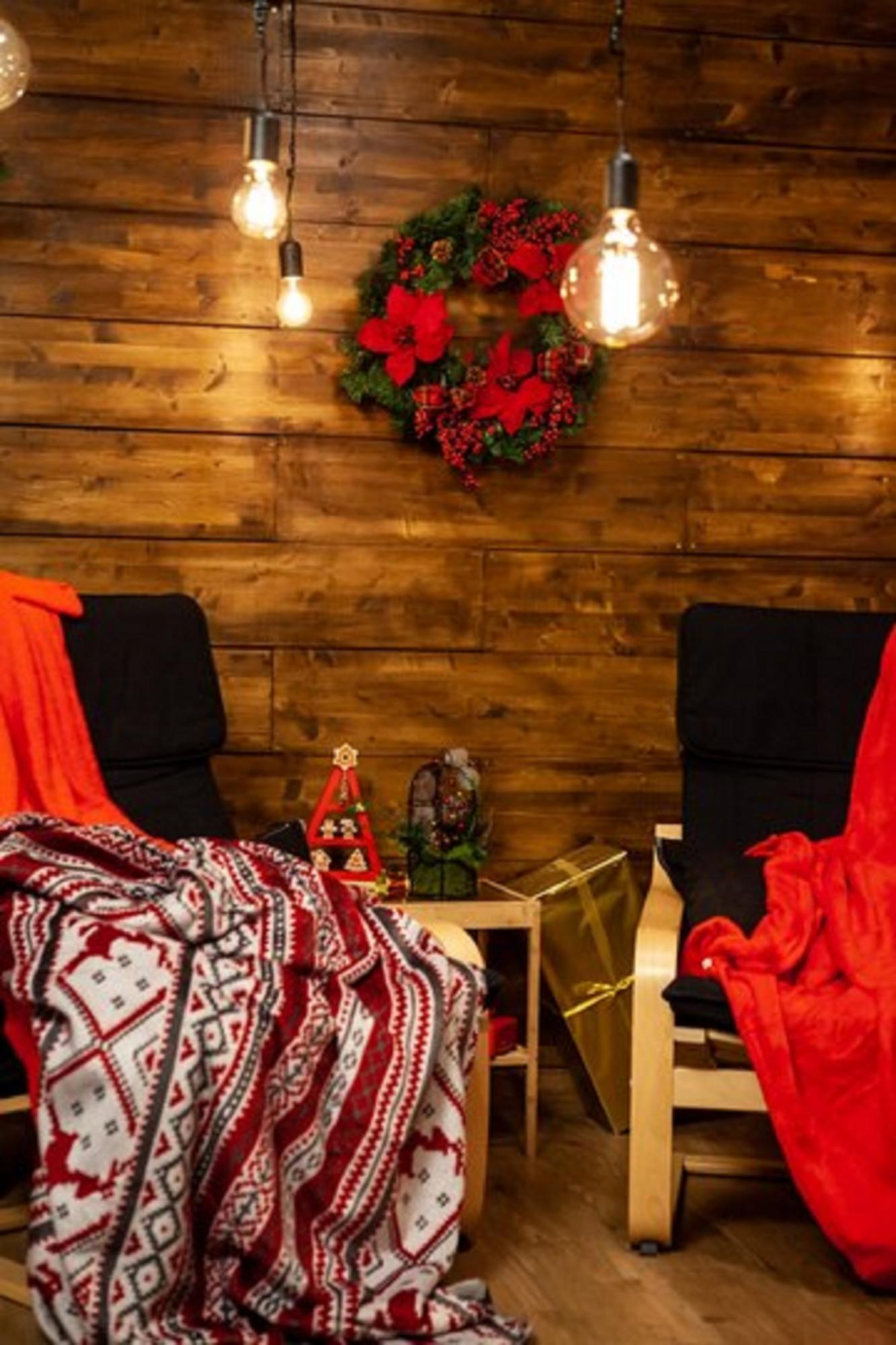 Как украсить квартиру к Новому году, если у вас совсем мало места