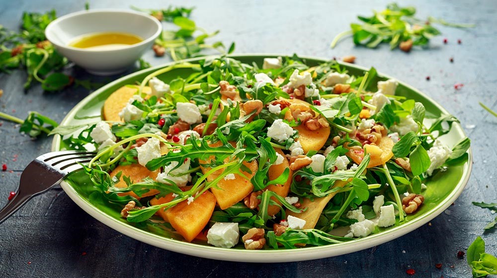 Ідеально підійде на новорічний стіл: як приготувати зимовий салат з хурмою і мандаринами