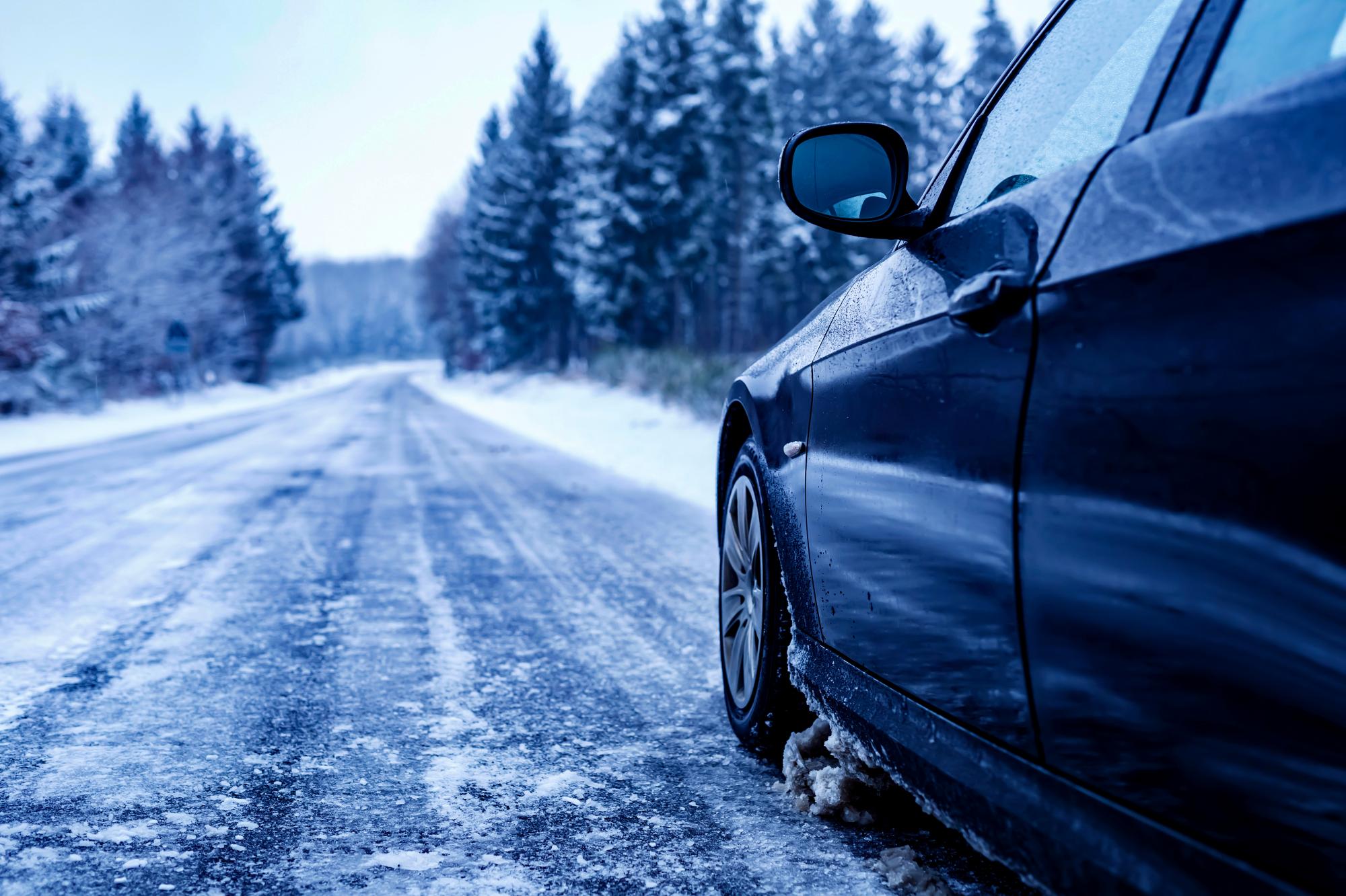 Что делать водителю, когда выпал снег, а автомобиль на летней резине