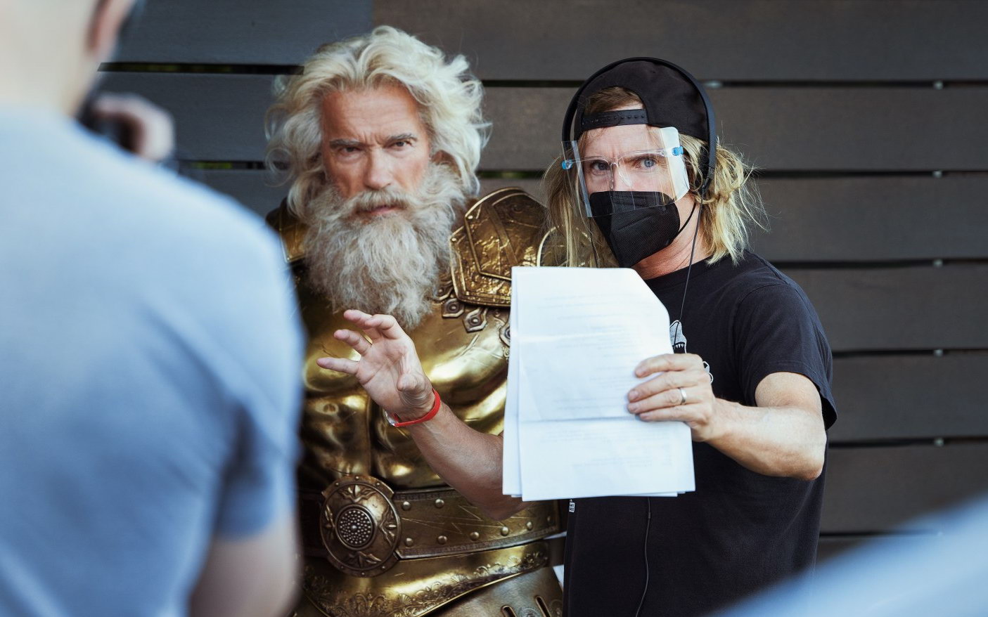 Шварценеггер в роли Зевса променял обитель богов на салон электрокара BMW iX