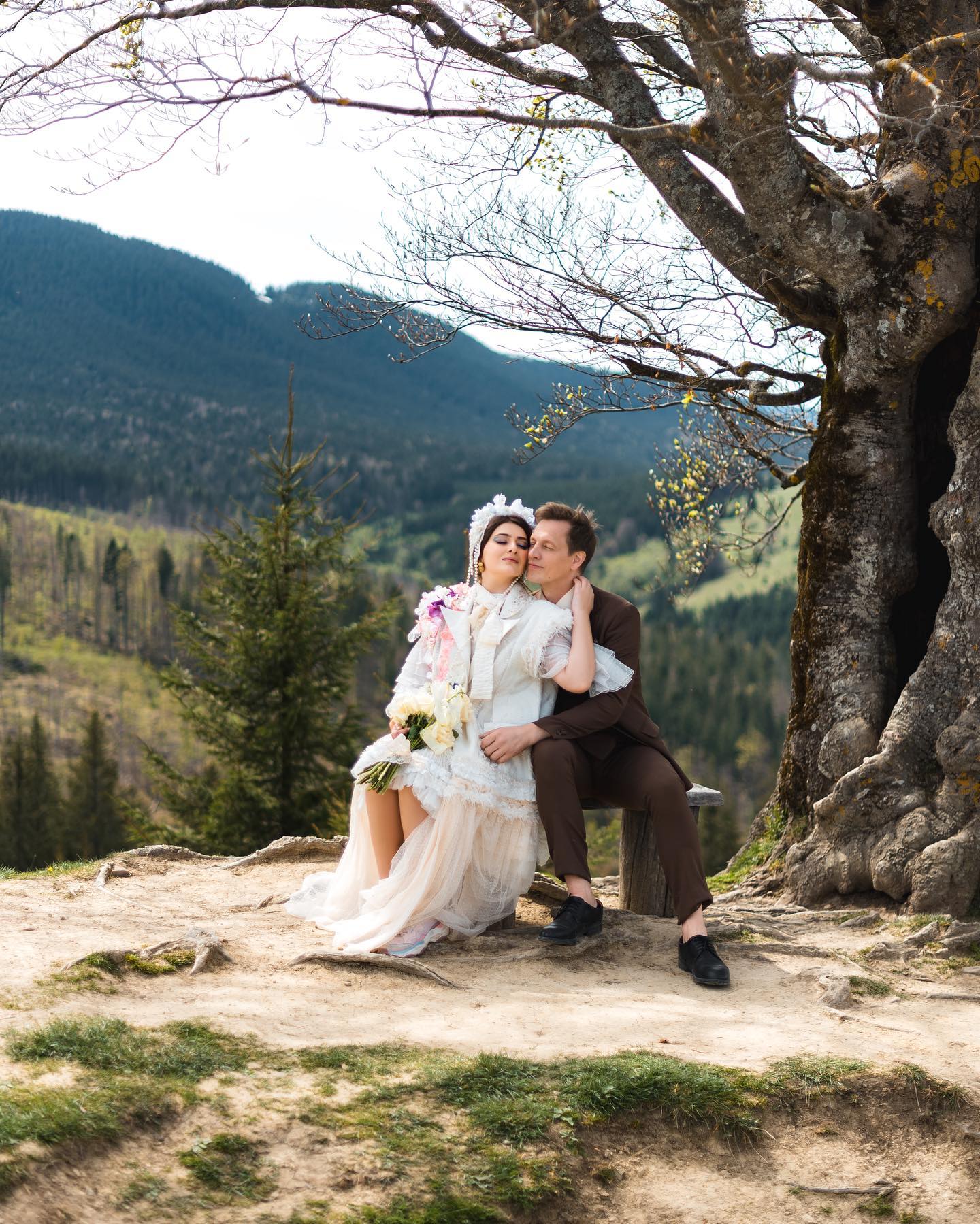 "Особлива пара": відоме українське подружжя показало французьку любов на фоні Карпат