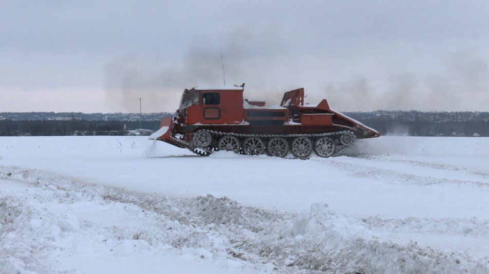 Вместо пушек - снег: в Харькове артиллерийский тягач приспособили для расчистки дорог