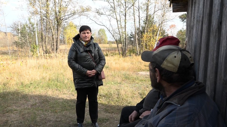 Во дворе лежат осколки боеприпасов: в селе у границы с Беларусью осталось четверо жителей
