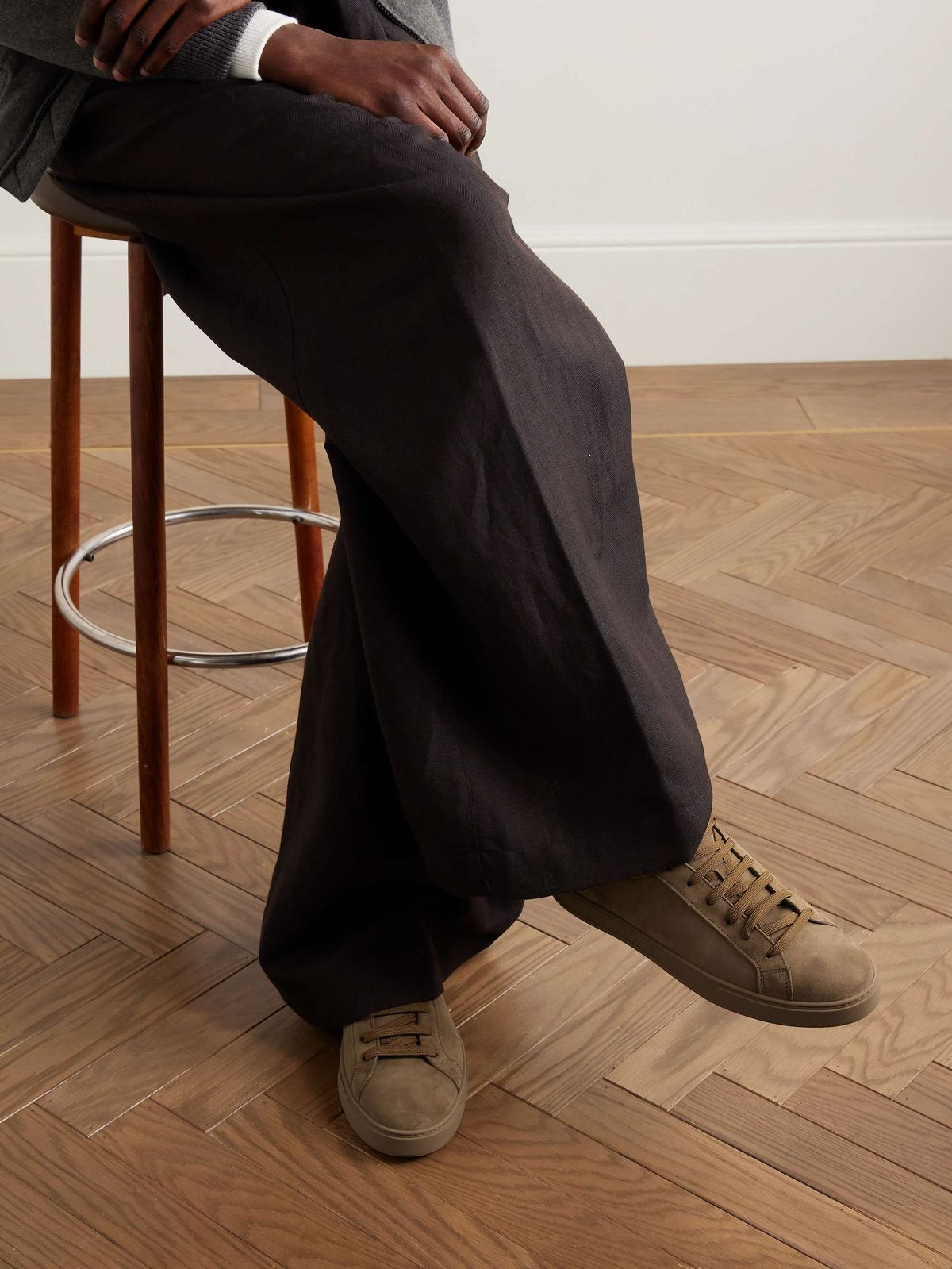 Класичні штани і кросівки: як поєднати комфорт і стиль восени 2025