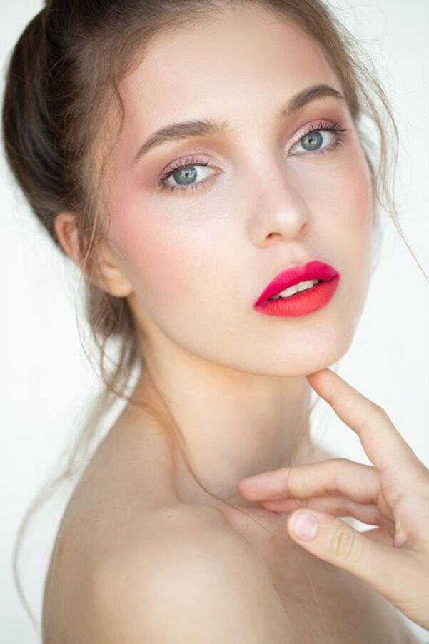 Такой макияж сделает женщину гораздо моложе: 5 простых секретов