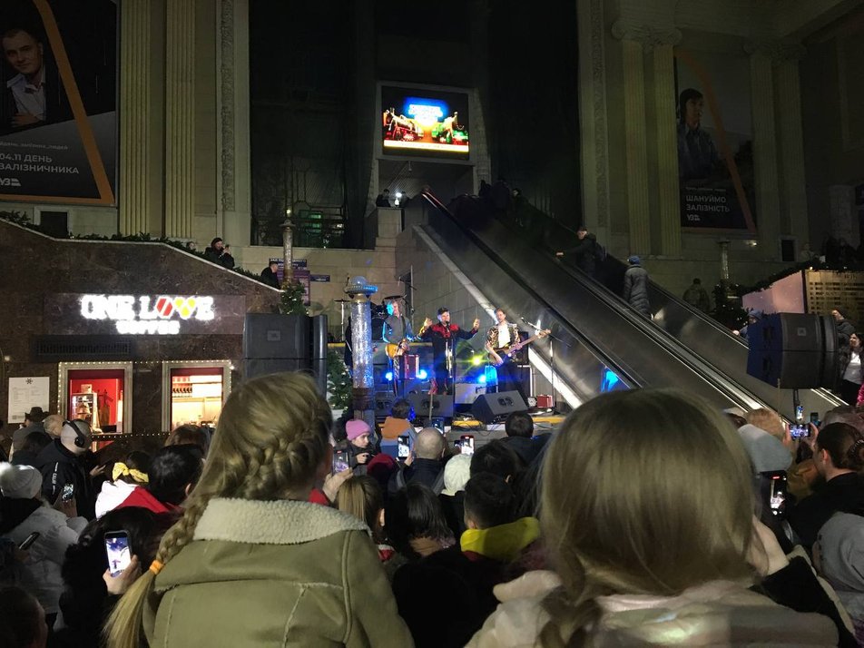 Олег Скрипка устроил внезапный концерт на ж/д вокзале в Киеве (фото, видео)