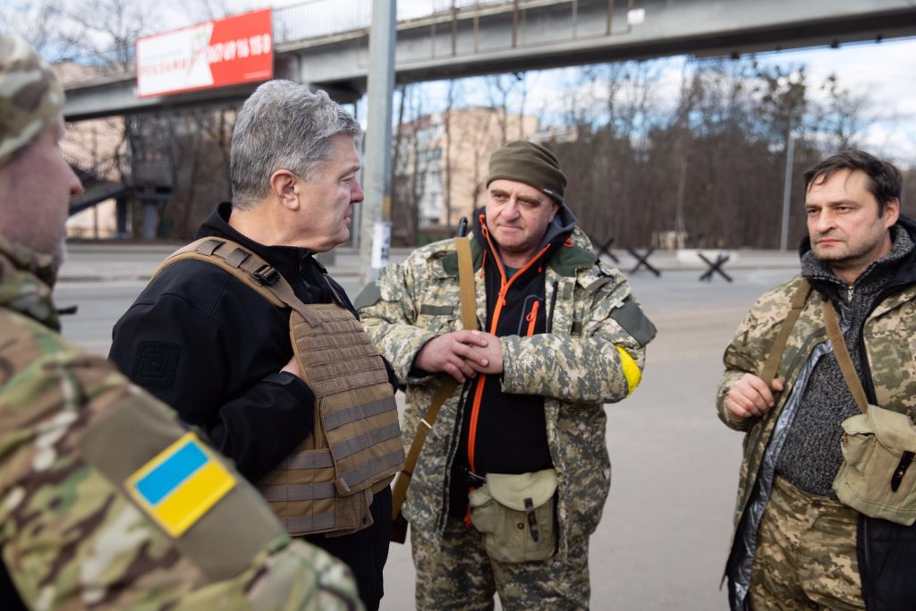 Порошенко проверил блок-пост возле Коцюбинского под Киевом