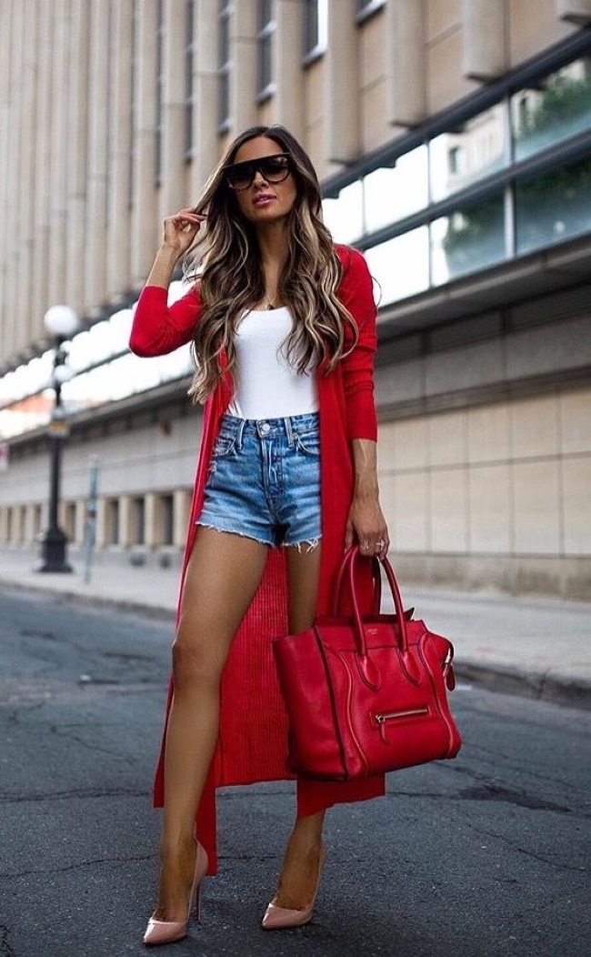 Стилистка рассказала, как стильно носить вещи в красном трендовом цвете